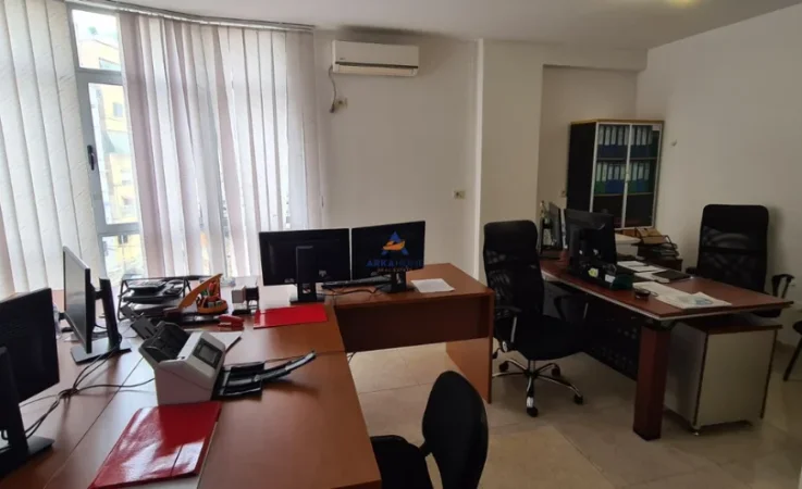 Tirane, jepet me qera zyre Kati 2, 87 m² 700 € (qytet studenti)