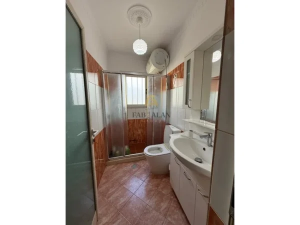 Tirane, shitet apartament 3+1 Kati 8, 140 m² 260.000 € (Liqeni Artificial)