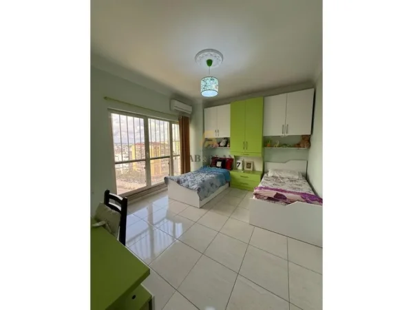 Tirane, shitet apartament 3+1 Kati 8, 140 m² 260.000 € (Liqeni Artificial)
