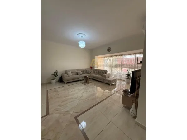 Tirane, shitet apartament 3+1 Kati 8, 140 m² 260.000 € (Liqeni Artificial)