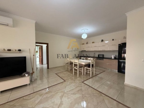 Tirane, shitet apartament 3+1 Kati 8, 140 m² 260.000 € (Liqeni Artificial)