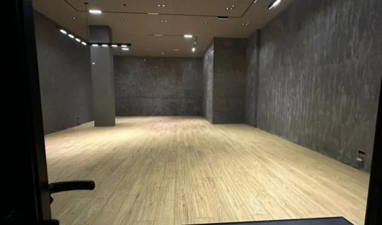 Tirane, jepet me qera ambjent biznesi Kati 0, 1.100 m² 12.000 € (Kristal Center)