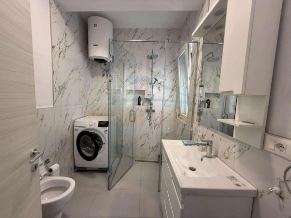 Tirane, jepet me qera apartament 2+1 Kati 7, 98 m² 700 € 