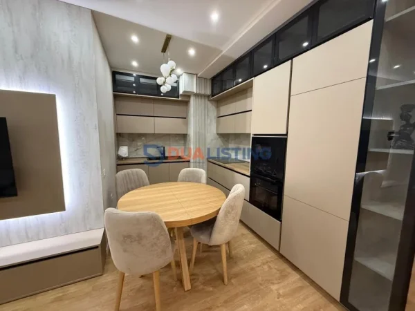 Tirane, jepet me qera apartament 2+1+Ballkon Kati 2, 95 m² 1.000 € (Shkolla e Kuqe)