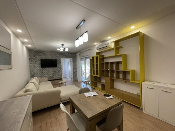 Tirane, jepet me qera apartament 2+1+Ballkon Kati 2, 110 m² 650 € (Rruga e Zallit)