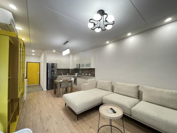 Tirane, jepet me qera apartament 2+1+Ballkon Kati 2, 110 m² 650 € (Rruga e Zallit)