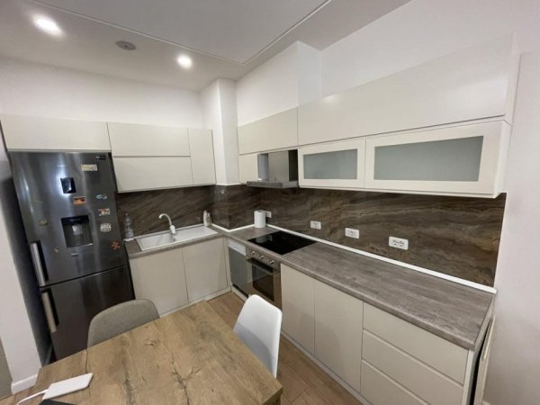 Tirane, jepet me qera apartament 2+1+Ballkon Kati 2, 110 m² 650 € (Rruga e Zallit)