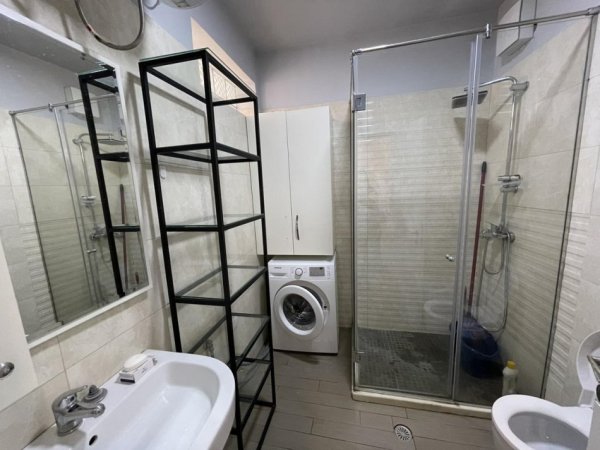 Tirane, jepet me qera apartament 2+1+Ballkon Kati 2, 110 m² 650 € (Rruga e Zallit)