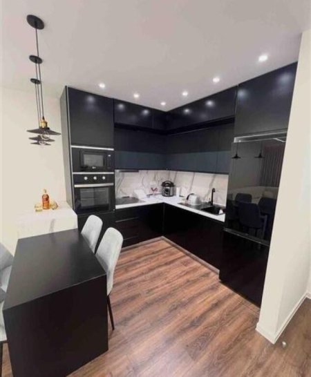 Tirane, jepet me qera apartament 1+1+Ballkon Kati 1, 70 m² 600 € (Rruga 5 Maji)