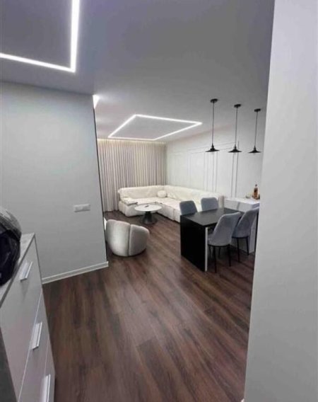 Tirane, jepet me qera apartament 1+1+Ballkon Kati 1, 70 m² 600 € (Rruga 5 Maji)