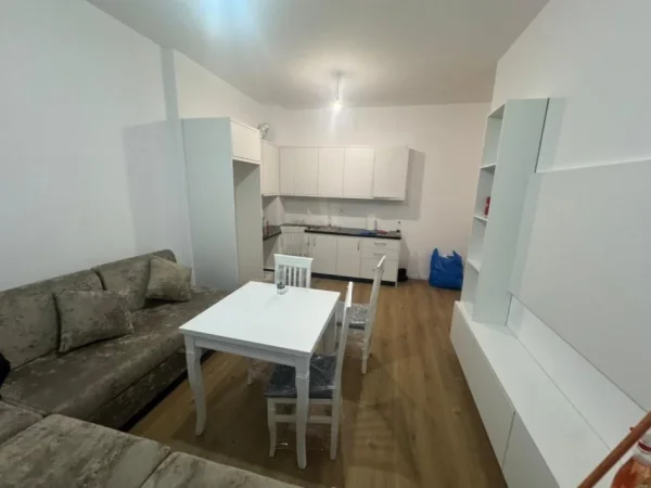 Tirane, jepet me qera apartament 2+1 Kati 3, 500 € 