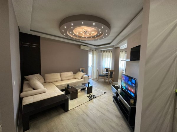 Tirane, jepet me qera apartament 1+1 Kati 5, 65 m² 700 € (Kristal Center)
