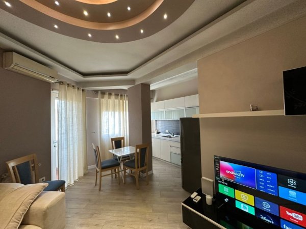 Tirane, jepet me qera apartament 1+1 Kati 5, 65 m² 700 € (Kristal Center)