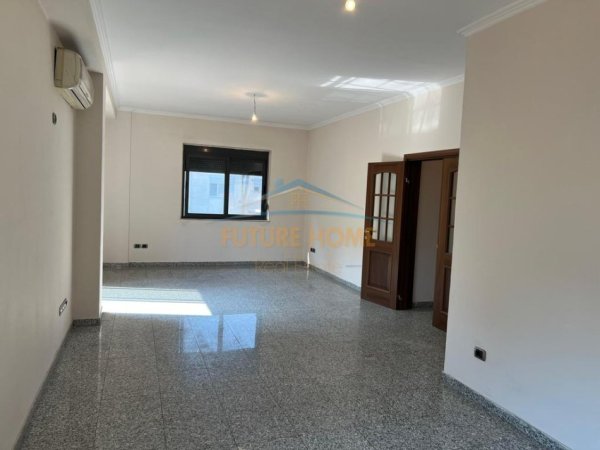 Tirane, jepet me qera ambjent biznesi Kati 3, 139 m² 1.300 € (Rruga Sami Frasheri)