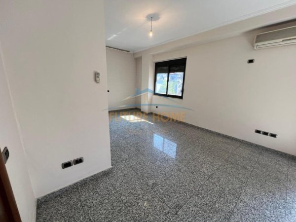 Tirane, jepet me qera ambjent biznesi Kati 3, 139 m² 1.300 € (Rruga Sami Frasheri)