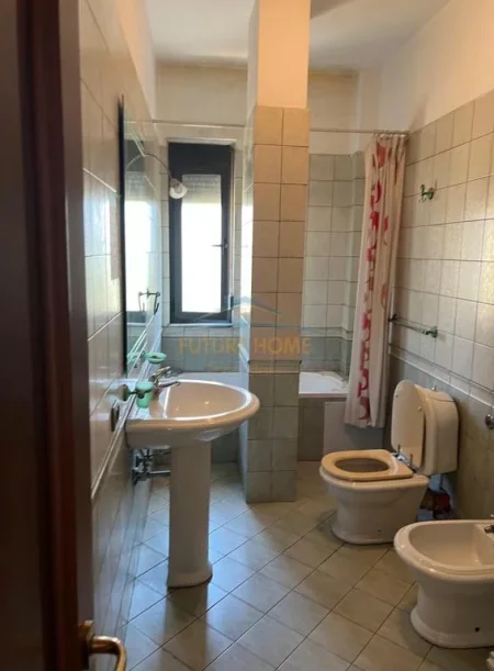 Tirane, jepet me qera ambjent biznesi Kati 3, 139 m² 1.300 € (Rruga Sami Frasheri)