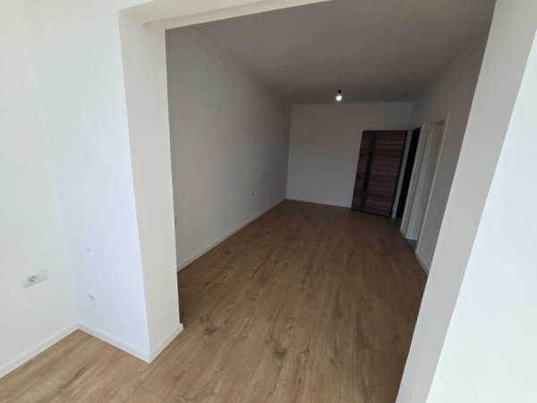 Tirane, shitet apartament 1+1 Kati 5, 68.000 € 