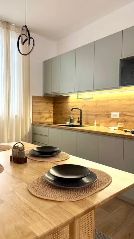 Tirane, jepet me qera apartament 2+1 Kati 2, 90 m² 900 € (Rruga e Durrësit)