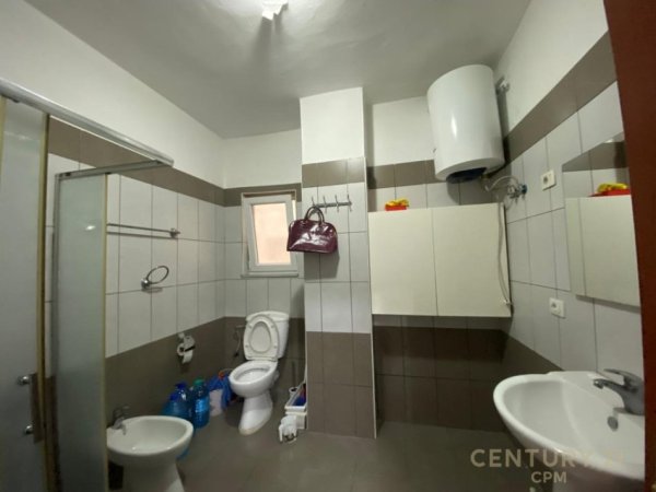 Tirane, jepet me qera apartament 2+1+Aneks+Ballkon Kati 3, 112 m² 550 € (Pallatet e Grekut , Yzberish)