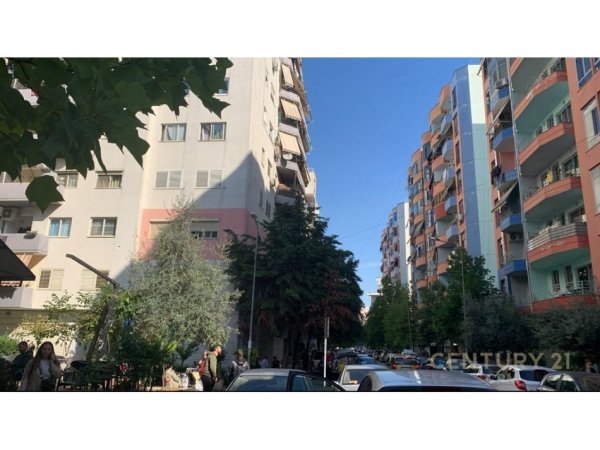 Tirane, jepet me qera apartament 2+1+Aneks+Ballkon Kati 3, 112 m² 550 € (Pallatet e Grekut , Yzberish)