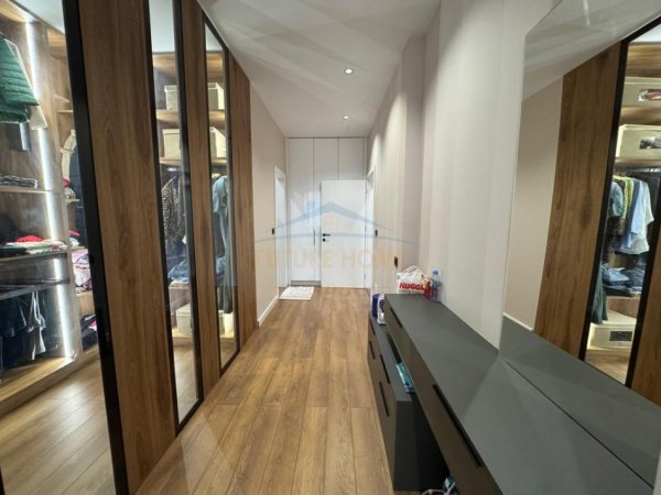 Shitet , Apartament 2+1+2+Post Parkimi , Fresk, Tirane.