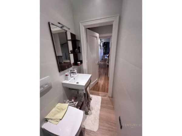 Tirane, jepet me qera apartament+verande | Penthouse 3+1+Aneks+Ballkon Kati 5, 210 m² 2.500 € (Rr. Fortuzi)