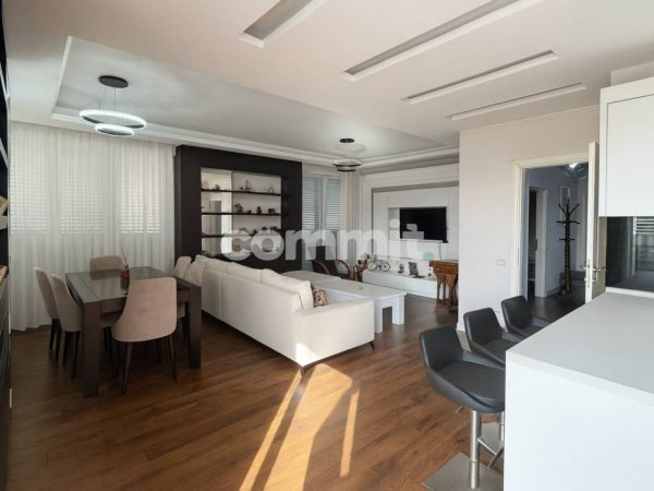 Tirane, jepet me qera apartament 2+1 Kati 3, 130 m² 1.700 € 