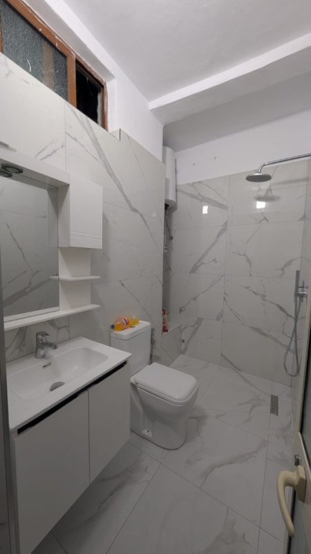 Tirane, jepet me qera apartament 1+1+Ballkon Kati 2, 55 m² 250 € (Rruga Gaqo Tashko, prane shkolles bajram curri)