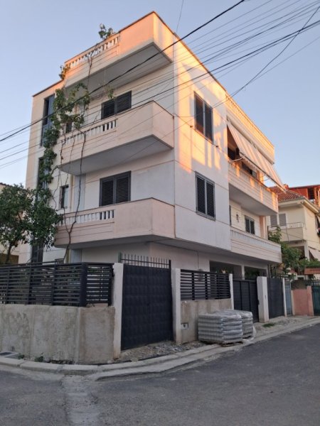 Tirane, jepet me qera apartament 3+1+Ballkon Kati 2, 120 m² 450 € (Rruga Njazi Meka)