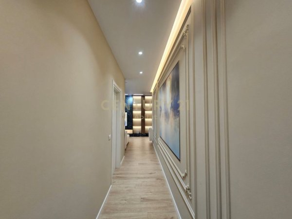Tirane, jepet me qera apartament 2+1+Aneks+Ballkon Kati 7, 120 m² 1.500 € (Rr. Barrikadave)