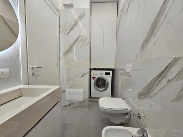 Tirane, jepet me qera apartament 2+1+Aneks+Ballkon Kati 7, 120 m² 1.500 € (Rr. Barrikadave)