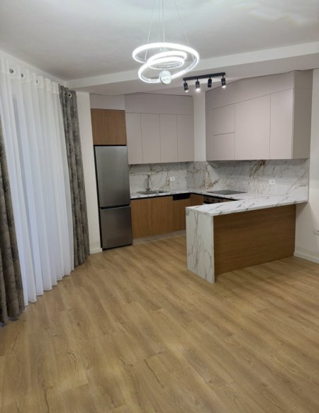 Tirane, jepet me qera apartament 2+1+Ballkon Kati 7, 120 m² 500 € (Astir, Prane Viles L)