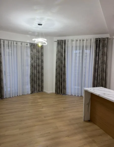 Tirane, jepet me qera apartament 2+1+Ballkon Kati 7, 120 m² 500 € (Astir, Prane Viles L)