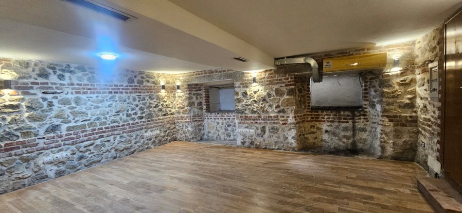 Tirane, jepet me qera ambjent biznesi Kati -1, 65 m² 500 € (Kinema Agimi)