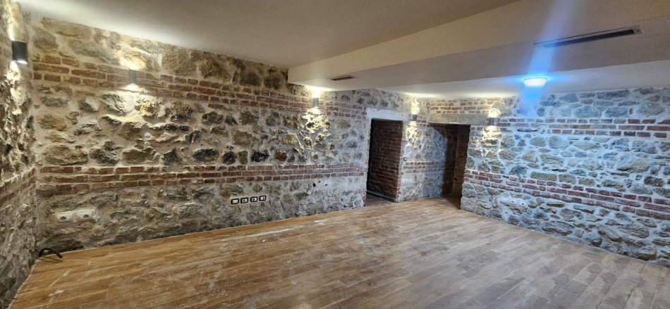 Tirane, jepet me qera ambjent biznesi Kati -1, 65 m² 500 € (Kinema Agimi)