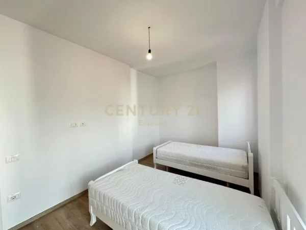 Tirane, jepet me qera apartament 2+1 Kati 8, 93 m² 550 € (Farmacia 10)