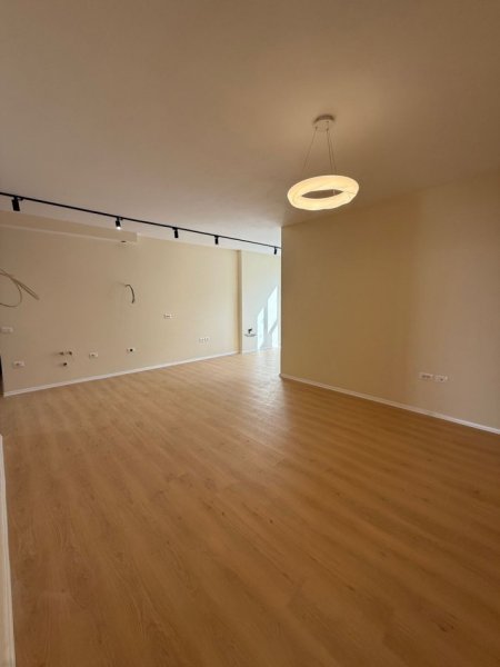 Tirane, jepet me qera zyre Kati 2, 94 m² 600 € (ASTIR)