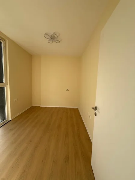 Tirane, jepet me qera zyre Kati 2, 94 m² 600 € (ASTIR)
