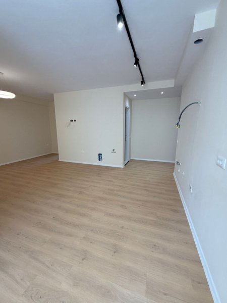 Tirane, jepet me qera zyre Kati 2, 94 m² 600 € (ASTIR)