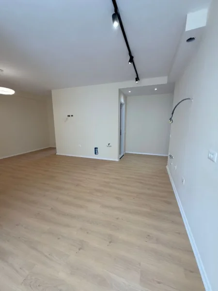 Tirane, jepet me qera zyre Kati 2, 94 m² 600 € (ASTIR)