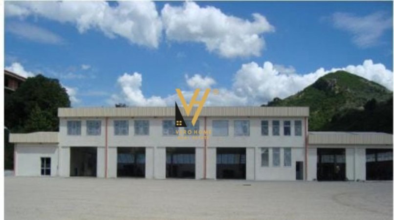 Tirane, jepet me qera magazine Kati 0, 7.500 m² 6.000 € (MULLET)