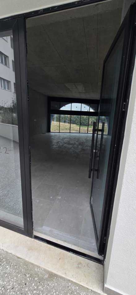 Tirane, jepet me qera dyqan Kati 1, 188 m² 1.400 € (Unaza e Re)