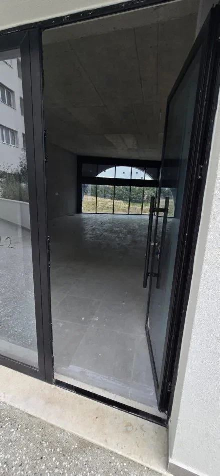 Tirane, jepet me qera dyqan Kati 1, 188 m² 1.400 € (Unaza e Re)