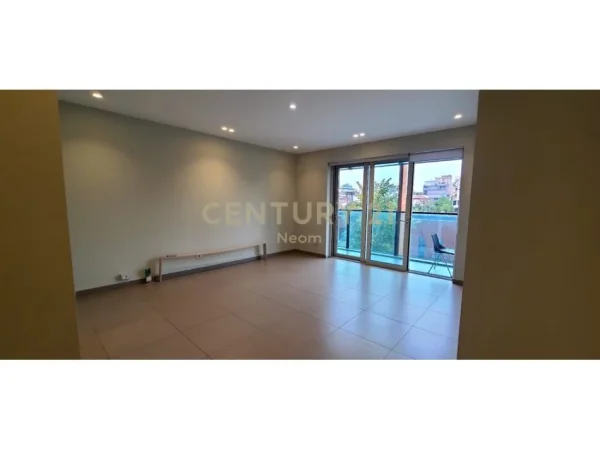 Tirane, jepet me qera zyre Kati 1, 135 m² 2.430 € (Prane Stadiumit)