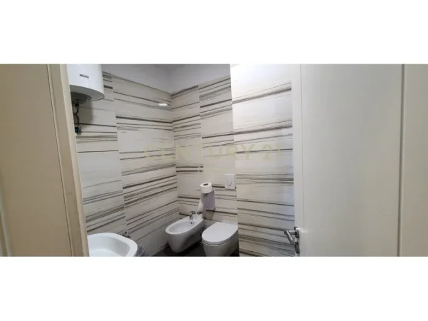 Tirane, jepet me qera zyre Kati 1, 135 m² 2.430 € (Prane Stadiumit)