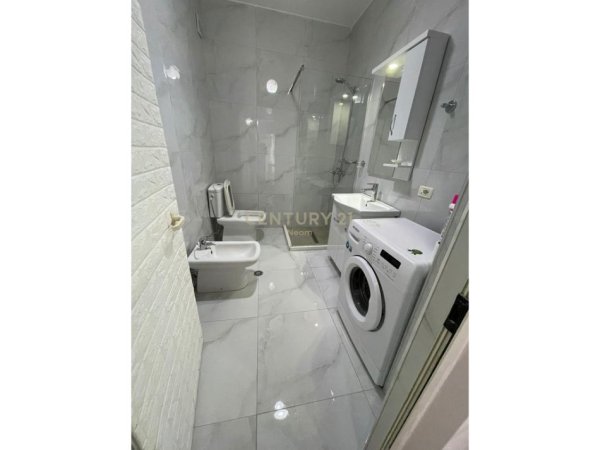 Tirane, jepet me qera apartament 1+1 Kati 4, 75 m² 600 € (Liqeni thate)