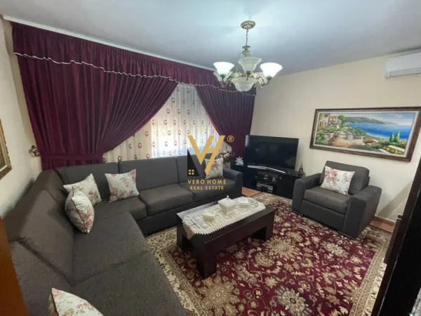 Tirane, jepet me qera apartament 2+1+Ballkon Kati 2, 80 m² 600 € (PAZARI I RI)