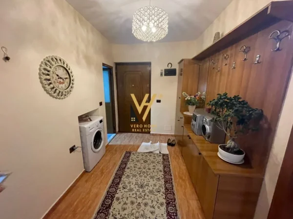 Tirane, jepet me qera apartament 2+1+Ballkon Kati 2, 80 m² 600 € (PAZARI I RI)
