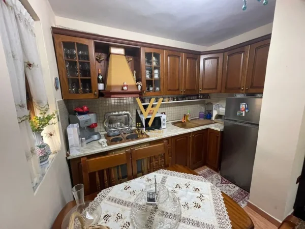 Tirane, jepet me qera apartament 2+1+Ballkon Kati 2, 80 m² 600 € (PAZARI I RI)