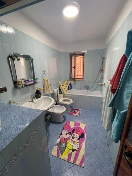 Tirane, jepet me qera apartament 2+1+Ballkon Kati 2, 80 m² 600 € (PAZARI I RI)